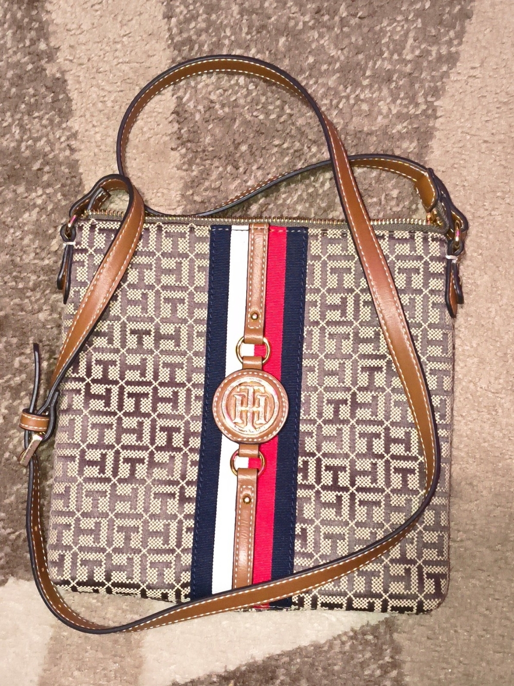 ๐Tommy Hilfiger Jaden Plus crossbody bag - Picture 2 of 9
